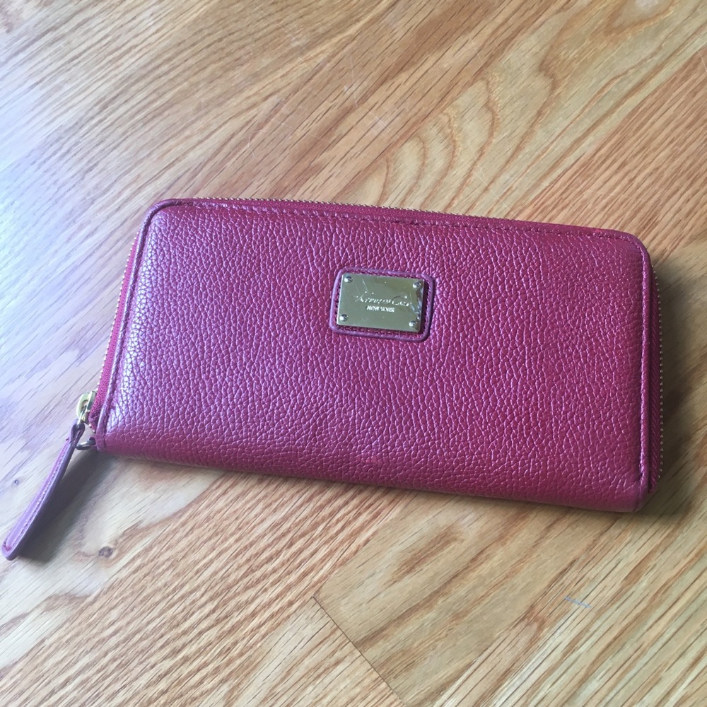 Kenneth Cole Burgundy Zippered Wallet EUC
